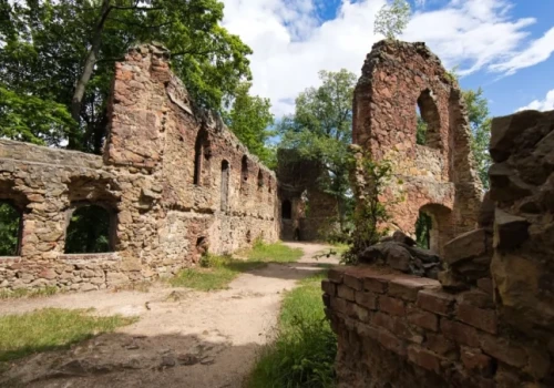 Dolnośląski zamek, o którym turyści zapominają, bo stoi w cieniu słynniejszego sąsiada