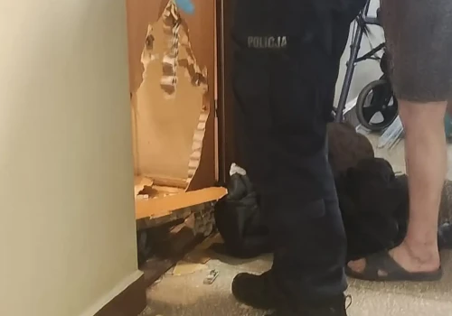 Horror na Mokotowie. Mężczyzna wybił dziurę w drzwiach i wdarł się do sąsiadki. Interweniowała policja