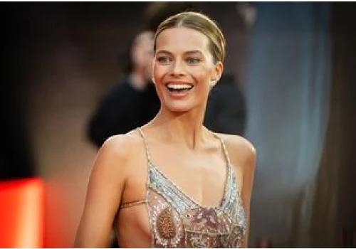 Margot Robbie w bieliźnianej stylizacji. Odważny trend wraca na ulice