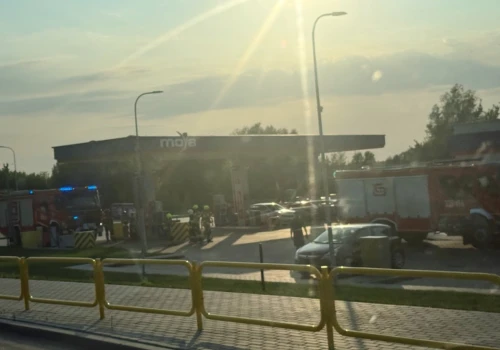 Na stacji paliw wjechał w słup i uciekł. Interweniowała straż i policja