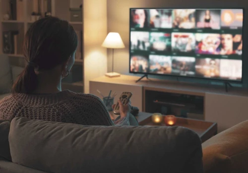 Praca zdalna i wieczorny relaks. Dlaczego pakiet telewizja i internet w zestawie to najwygodniejsze rozwiązanie dla singla?
