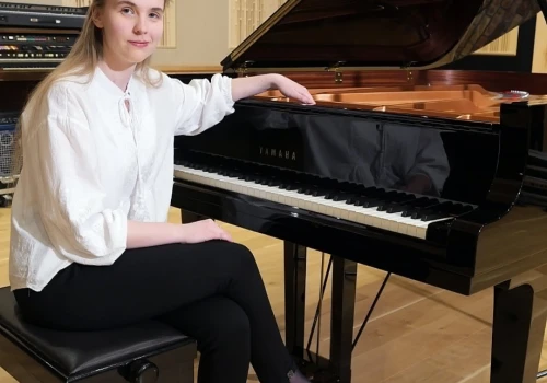 Julia Kalinowska z albumem „Duende”. Posłuchaj utworu „Suite española Op.47: III. Sevilla”