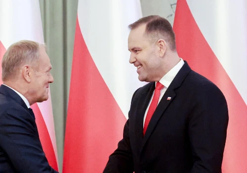 Polacy płacą krocie za paliwa. Nawrocki się cieszy. I Tusk też