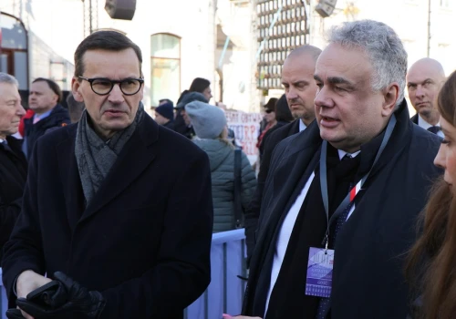 Kaczyński i Morawiecki walczą o prawicowe telewizje. 