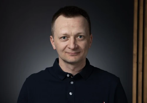 Jeden ETF na 20 lat i wolność finansowa? “Najczęściej kupujemy po prostu historię”