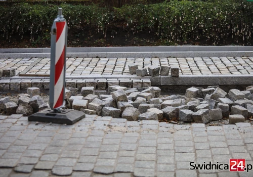 Sklepik przy wydziale dróg. Jak prezydent Świdnicy sprzedawała nie swoją kostkę z Alei Niepodległości