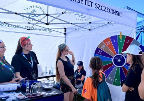 Roboty, latarnia morska i nawigacja bez GPS. Uniwersytet Szczeciński zabiera naukę na Pol’and’Rock Festival