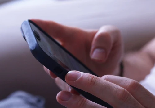 Wolisz pisać SMS-y, zamiast dzwonić? Psycholożka wyjaśnia, kiedy to może być zgubne