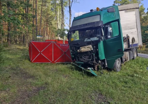 Czołowe zderzenie z ciężarówką. Kierowca zginął, droga zablokowana w obu kierunkach
