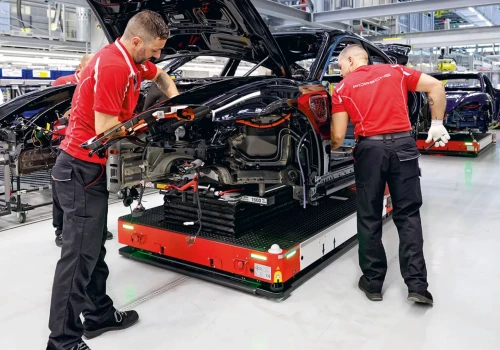 Kadra Porsche bez podwyżek. 5 tysięcy miejsc pracy zniknie do 2035 roku