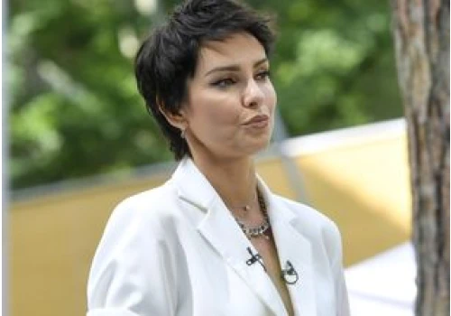 Przysiadła nad basenem. Zamiast bikini taka stylizacja
