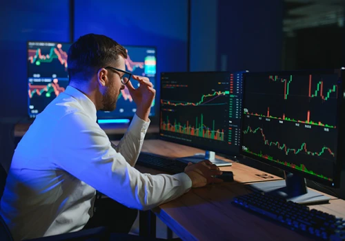 Tracili kapitał latami, zanim zaczęli zarabiać – czego uczą nas historie prop traderów?