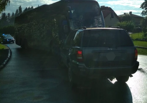 Autobus zablokował drogę, pijany kierowca wjechał wprost w jego bok