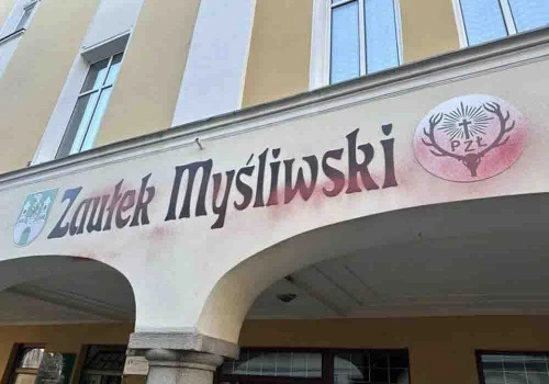 Zielona Góra. Po bezmyślnej dewastacji dziś na deptaku akcja „Pogromców bazgrołów”
