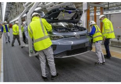 Największa fala zwolnień w historii motoryzacji. Co tak naprawdę planuje Volkswagen?