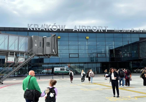 Kłopoty na krakowskim na lotnisku, dzieci nie mogły wsiąść do samolotu… O tym rodzic musi pamiętać!