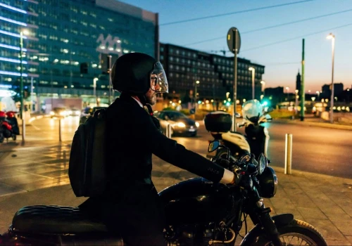 Motocykl na dojazdy do pracy – jakie cechy są naprawdę ważne?