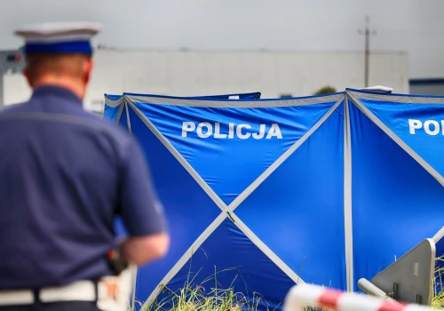 Tragedia pod Warszawą. Motocyklista wyprzedzał kolumnę, gdy samochód zaczął skręcać. Kierowca nie żyje