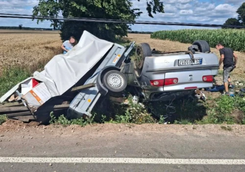 Dachowanie Renaulta w Lutosławicach Szlacheckich. 14-latek trafił do szpitala – FILM