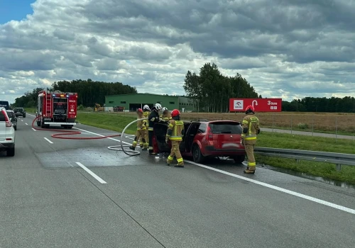 Utrudnienia na drogach S17 i S12. Pożar samochodu oraz zderzenie z barierami