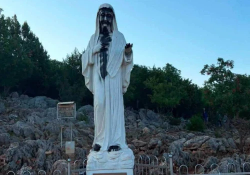 Profanacja posągu Matki Bożej w Medjugorje. Na figurze pojawił się napis po polsku