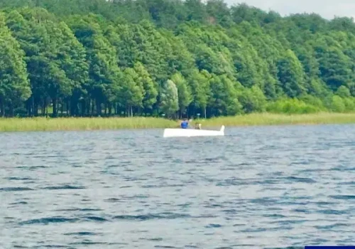 Akcja ratunkowa na Jeziorze Probarskim. Policjant po służbie uratował trzech żeglarzy