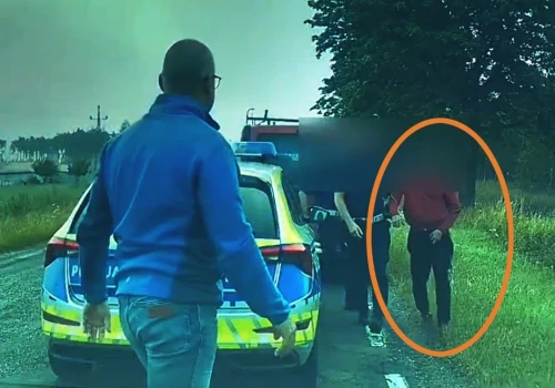 Kierował pojazdem, choć miał cofnięte uprawnienia i był kompletnie pijany (FILM)