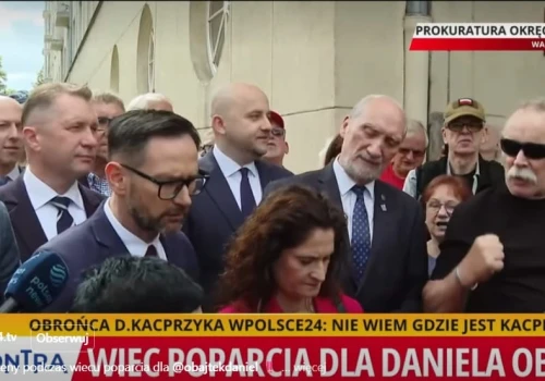 Śpiewy i modlitwy przed prokuraturą. Daniel Obajtek, wspierany przez Macierewicza, stawił się, by usłyszeć zarzuty