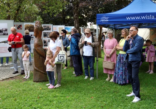 Pamiątki rodzinne z Zaolzia podczas Tygodnia Kultury Beskidzkiej w Wiśle. Właśnie otwarto wystawę plenerową „Z Archiwum Z”