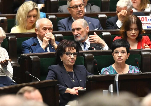 Bolszewicy wyrzucili z PiS mienszewików, ale głosują razem