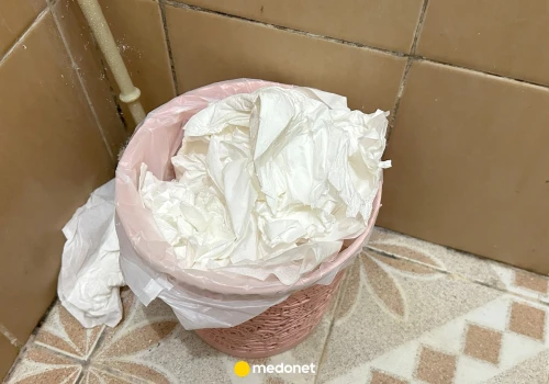 Nastolatka urodziła dziecko bez pomocy. Ukryła je w szpitalnym koszu na śmieci