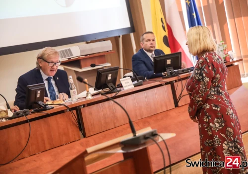 Przewrót w radzie jednak legalny? Wojewoda nie unieważni kluczowych uchwał, Lewandowski idzie do sądu