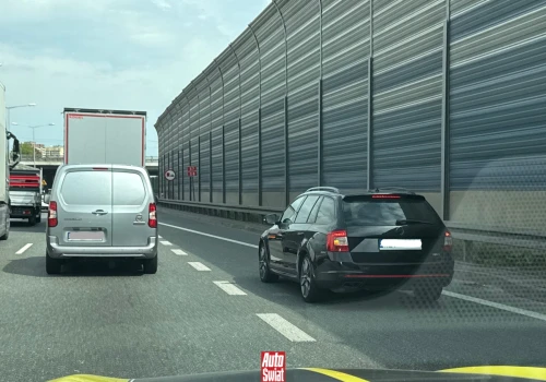 Kierowcy nie używają kierunkowskazów. Wystarczyłoby ruszyć ręką, a korki od razu by zmalały