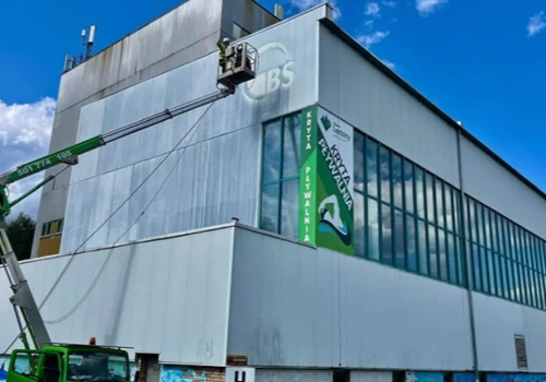 Ośrodek Rekreacyjno-Sportowy Centrum przechodzi metamorfozę. Trwa odświeżanie elewacji