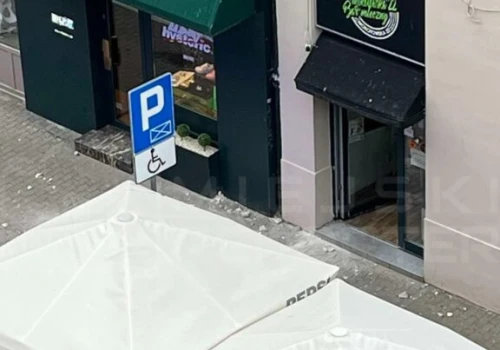 Fragmenty gzymsu spadły na chodnik przed ogródkiem restauracyjnym w Śródmieściu