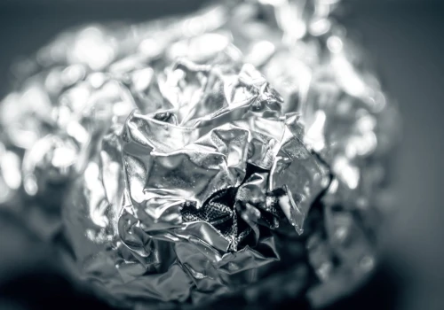 Połóż folię aluminiową pod doniczką. Po tygodniu sobie podziękujesz