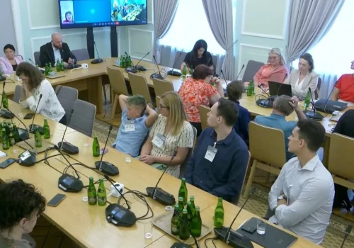 Choroby rzadkie w Sejmie: leczenie bywa na wyciągnięcie ręki, ale pacjenci nadal czekają na dostęp do terapii i koordynację opieki