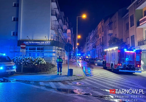 Pożar mieszkania w Tarnowie. Ewakuowano 27 osób, dwóch mężczyzn trafiło do szpitala