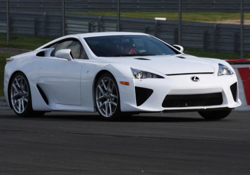 Lexus LFA na kultowej trasie 1000 Miglia. V10 wśród włoskich klasyków, to nie przypadek