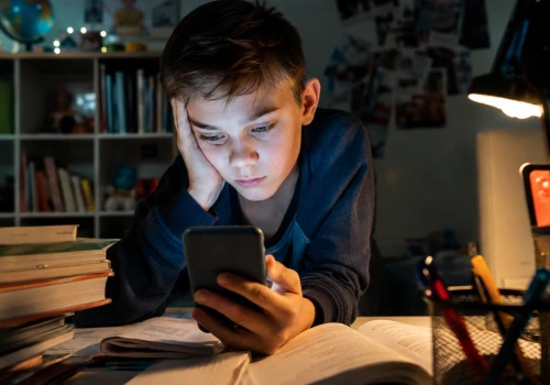 Ponad 4 godziny dziennie przed ekranem. Eksperci z WSIiZ ostrzegają: problem jest znacznie poważniejszy niż tylko uzależnienie od telefonu