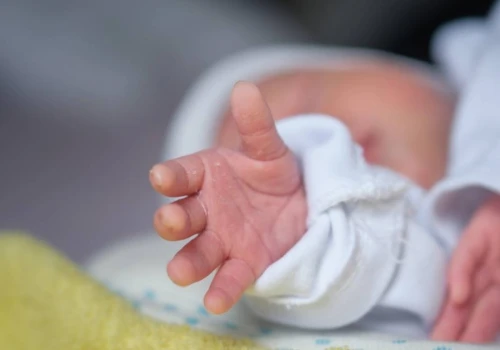 Pracownik pogrzebowy zauważył, że dziecko oddycha. Lekarze mówią o cudzie