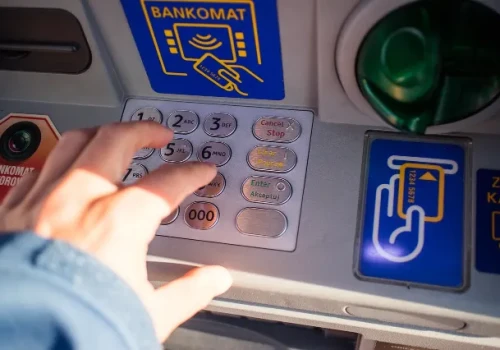 127 nielegalnych wypłat z bankomatu. Mężczyźnie grozi 10 lat więzienia