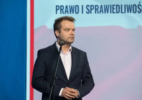 Rzecznik PiS reaguje na nowy klub Morawieckiego. Przypomniał zapis regulaminu