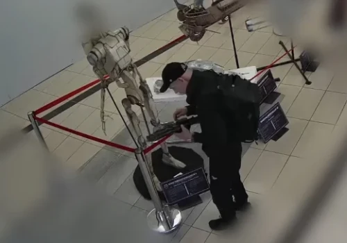 Z galerii handlowej zniknęła replika broni droida. Rozpoznajesz tego mężczyznę?