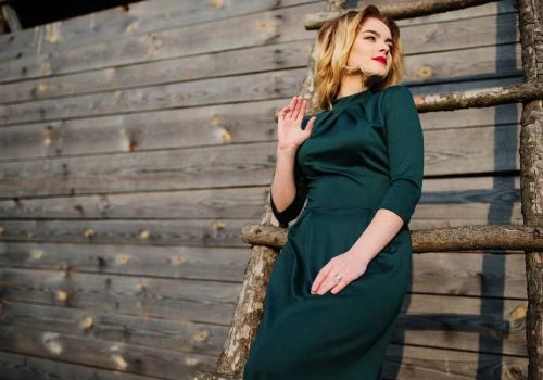 Komu pasuje sukienka w kolorze butelkowej zieleni?