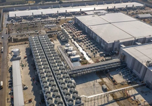 AI już przeciąża sieć energetyczną. Centra danych spowodowały miganie żarówek w połowie obszaru USA