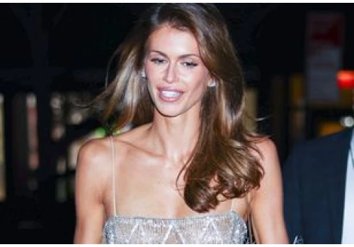 Zrobili jej zdjęcia na ulicy. Slip dress nadal w modzie