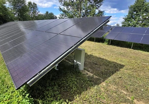 Srebrne miasto inwestuje w OZE. Panele fotowoltaiczne i magazyny energii w ponad 30 miejskich budynkach