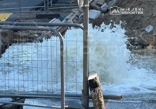 Uszkodzony hydrant na Woli. Woda zalała teren budowy. Pobliskie budynki mogą być bez wody
