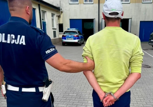 Pijany 26-latek uciekał przed policją w gminie Mełgiew. Miał narkotyki i samochód pracodawcy